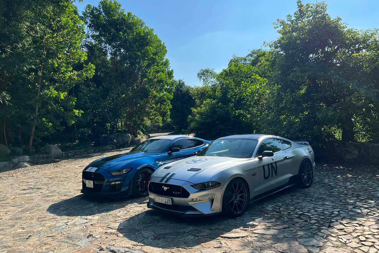 Bộ đôi 'cơ bắp Mỹ' Ford Mustang hàng độc tại Việt Nam gia nhập bộ sưu tập nghìn tỷ, 'chung nhà' với Bugatti Veyron