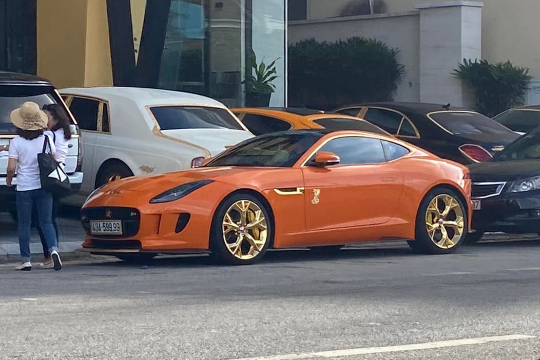 Jaguar F-Type trong dàn xe mạ vàng nổi tiếng Hải Dương lột xác diện mạo: Màu sơn nổi bật, nguyên bộ vành được đổi màu sáng chói