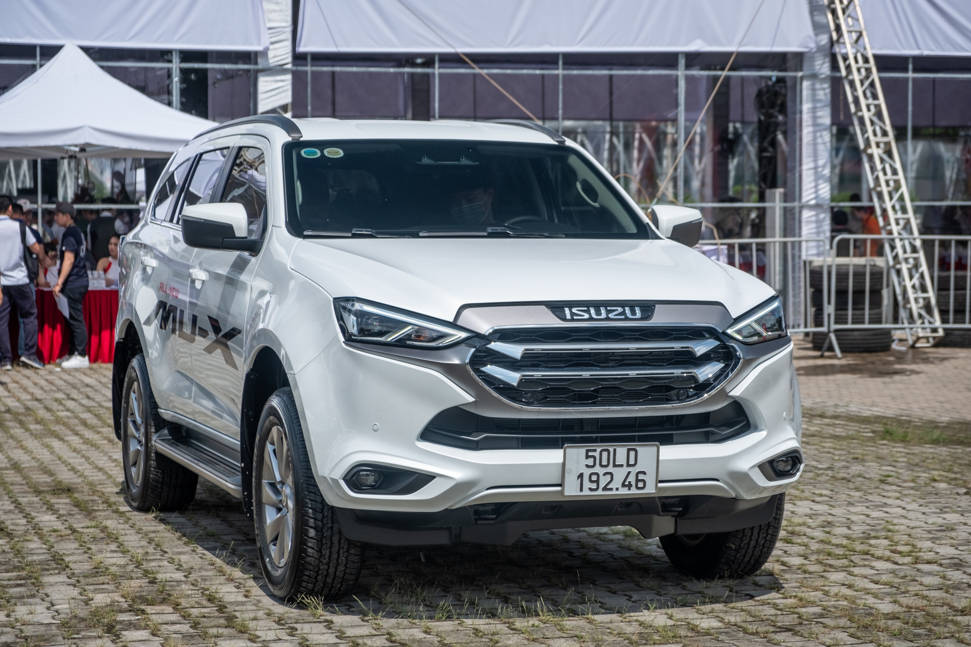 Isuzu mu-X 2022 ra mắt Việt Nam: Giá từ 900 triệu đồng, 4 phiên bản, phả hơi nóng lên Toyota Fortuner