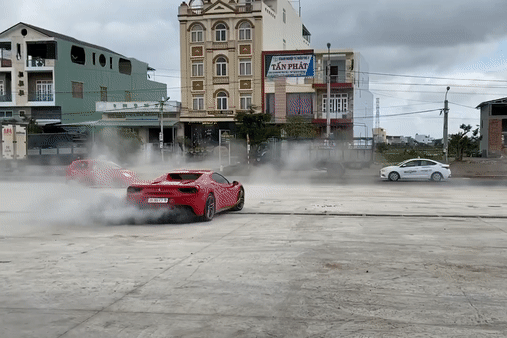 Ferrari 488 Spider độc nhất Việt Nam drift ấn tượng trên đường tiến về Đà Nẵng: Sau tay lái là Cường 'Đô-la'?