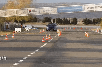 Đối thủ Toyota Camry - Volkswagen Passat chật vật trong bài thử đánh lái gấp