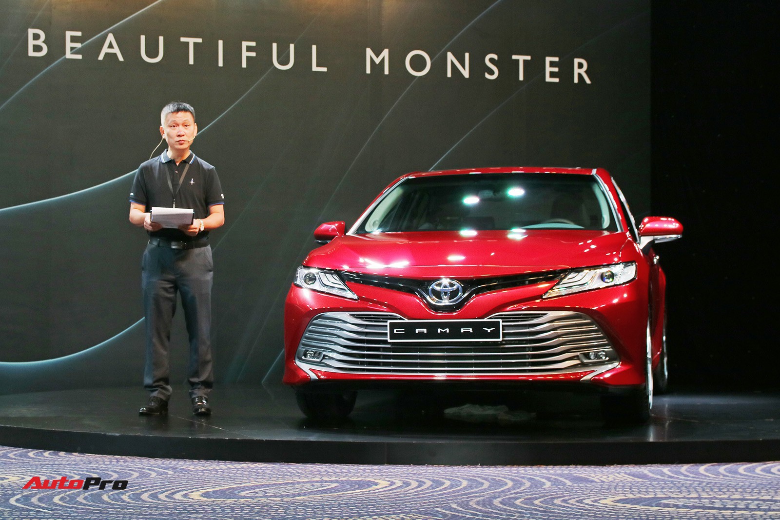 Toyota Camry 2019 chính thức ra mắt tại Việt Nam: Lột xác toàn diện để giữ vua doanh số phân khúc