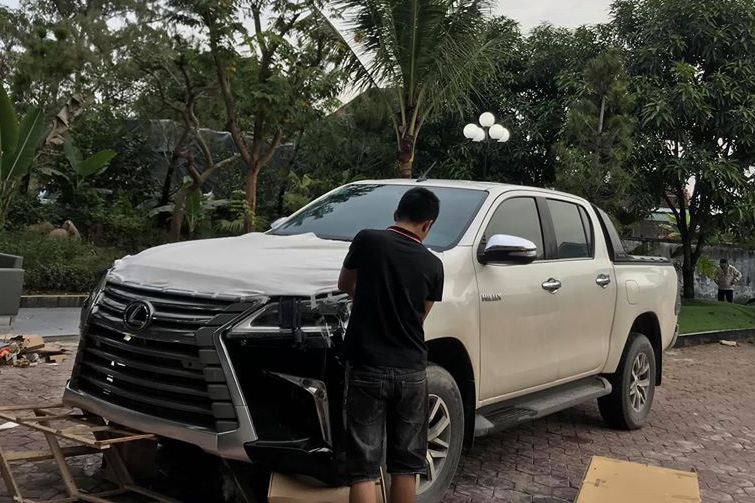 Dân chơi Hà Tĩnh lột xác Toyota Hilux thành bán tải ‘Lexus LX 570’ có một không hai tại Việt Nam