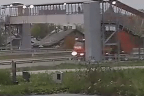 Quên hạ thùng, tài xế xe tải gây nên khoảnh khắc kinh hoàng khi kéo sập cầu vượt người đi bộ