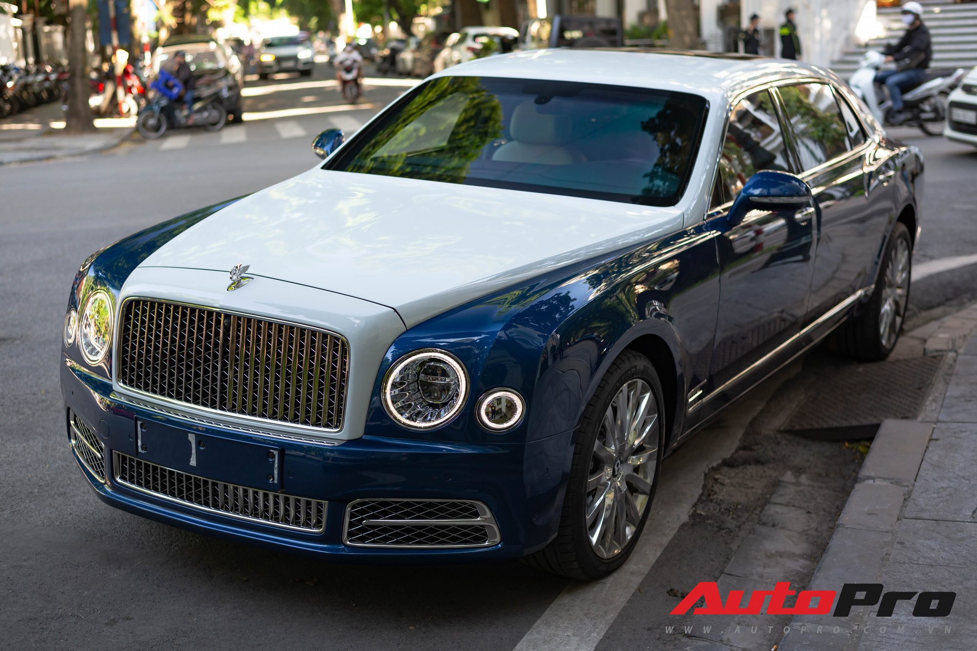 Bắt gặp Bentley Mulsanne EWB hai tông màu độc nhất Việt Nam trên đường phố Hà Nội