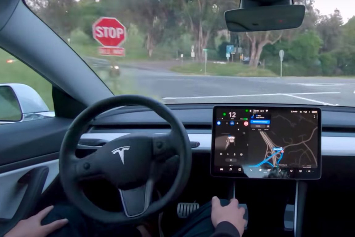 Tesla tung hệ thống tự lái hoàn chỉnh: Đại gia nóng lòng chờ xe, cơ quan an toàn lo 'phát sốt'