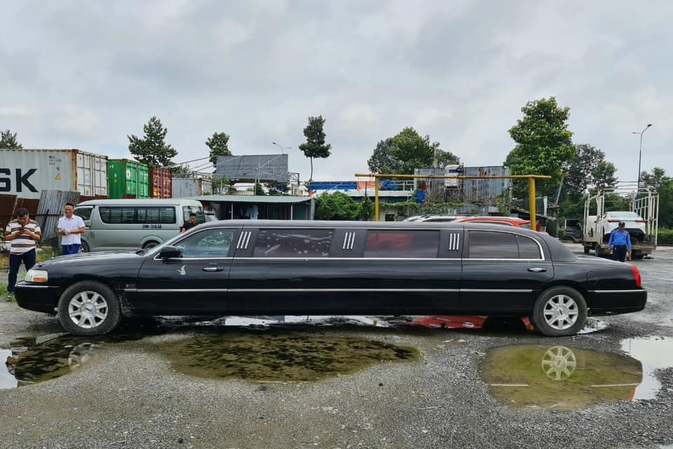 Lincoln Limousine siêu hiếm bán lại giá 2 tỷ: Dài gần gấp đôi Mercedes-Benz S-Class, nội thất có ghế sofa, quầy bar 'sang chảnh'