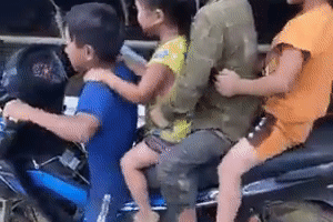 Cậu bé 'thồ' 4 trên xe máy đầy nguy hiểm, cư dân mạng đua nhau ném đá... người quay video