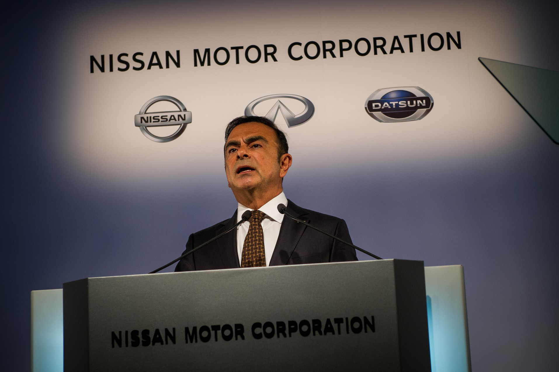 Nissan chính thức khai chiến với cứu tinh một thời Carlos Ghosn