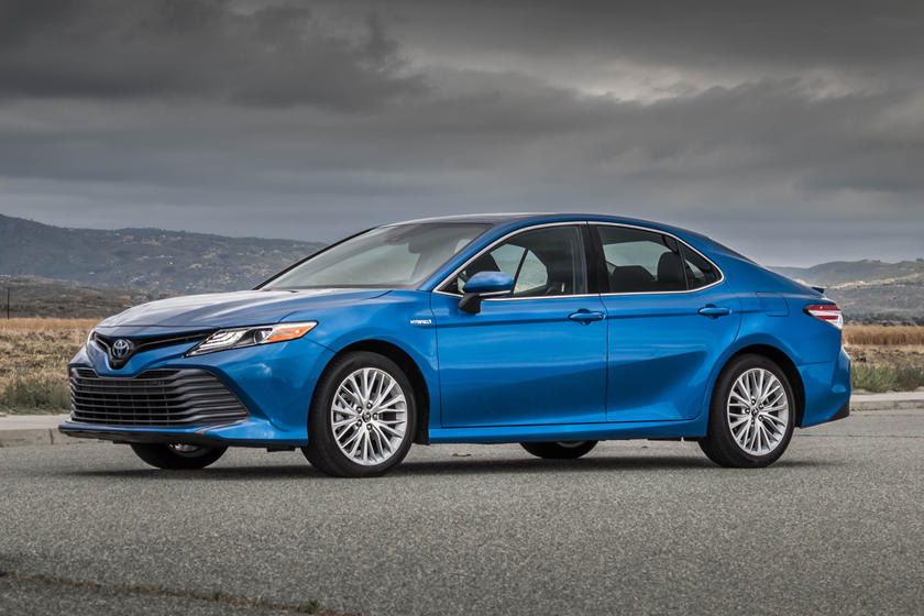Toyota Camry đội giá xe lên ngang BMW 3-Series khi full option