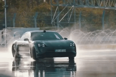 Porsche Taycan drift liên tục hơn 42km, lập kỷ lục thế giới