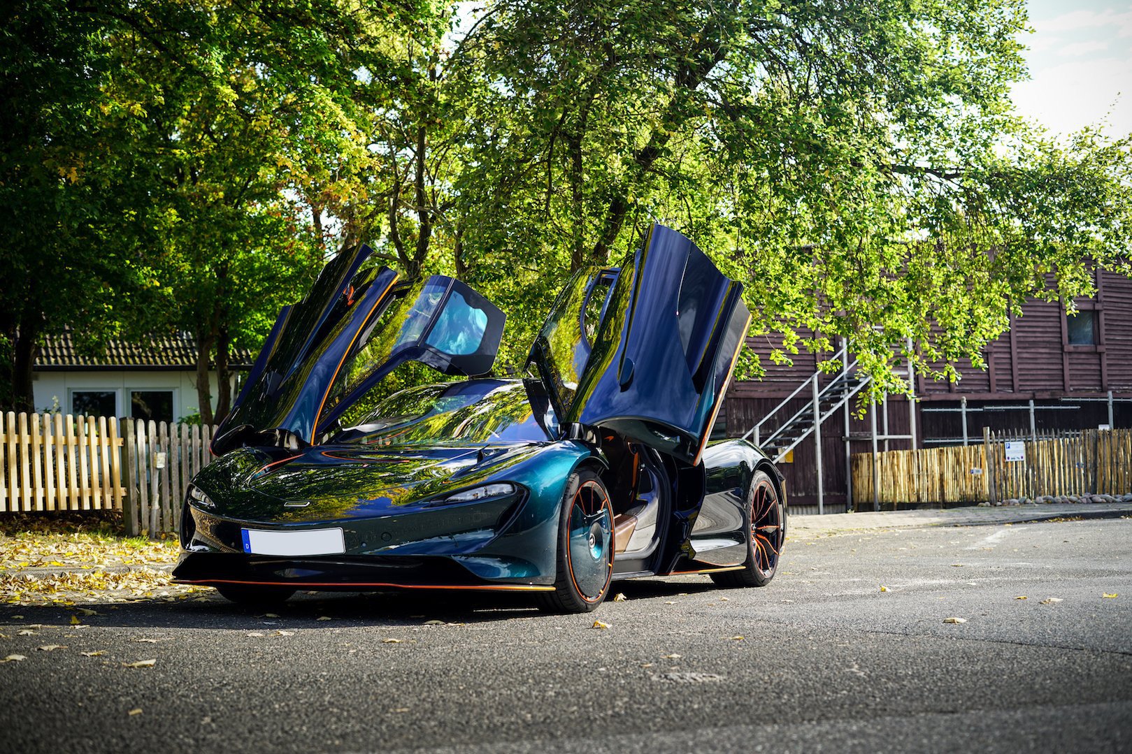 Buôn siêu xe lời bạc tỷ: McLaren Speedtail lên sàn xe cũ với giá gấp đôi xe mới