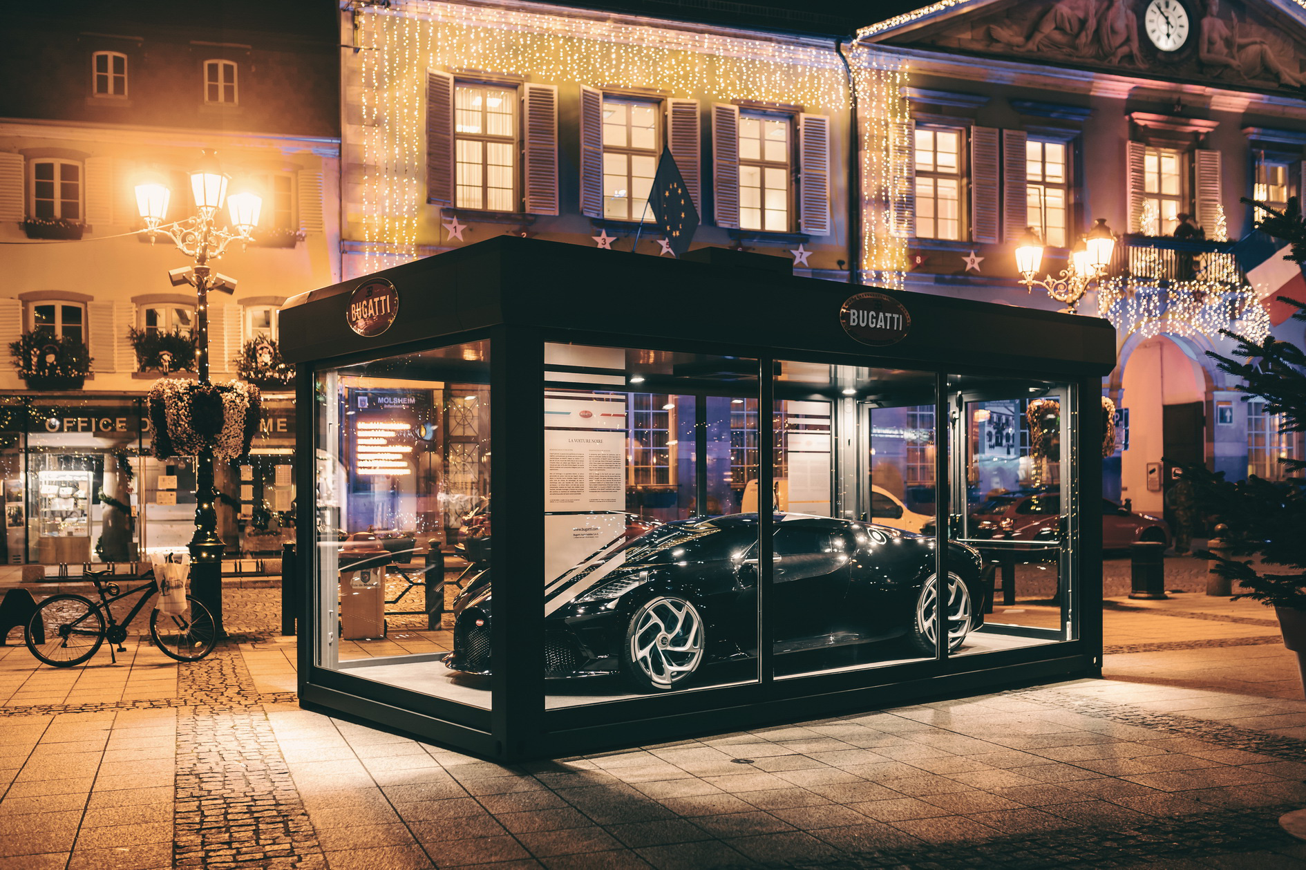 Siêu xe Bugatti La Voiture Noire được 'đóng hộp' đón Giáng sinh, cách làm gợi liên tưởng tới VinFast President
