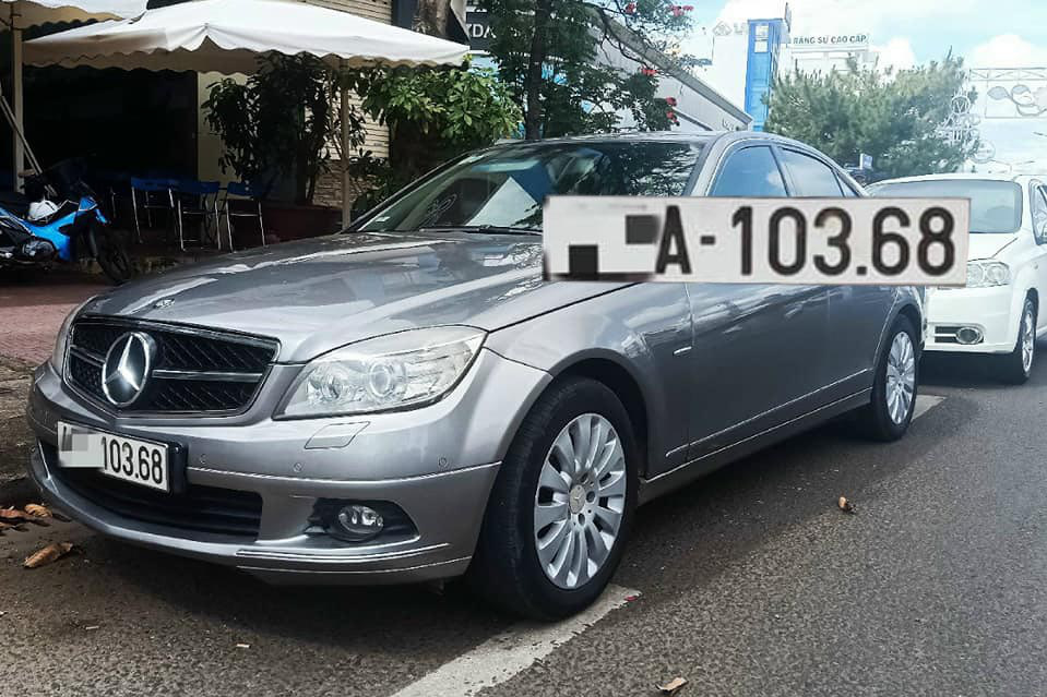 Khoe biển ‘Thập tài lộc phát’, chủ nhân Mercedes-Benz vẫn chấp nhận bán xe với giá rẻ hơn Kia Morning