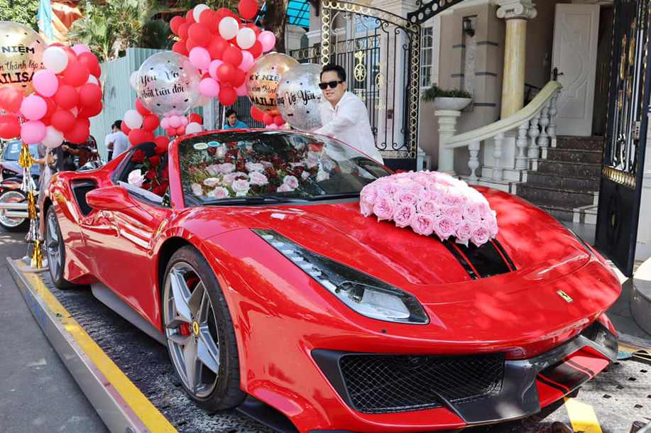 Không phải 'siêu phẩm' Ferrari SF90 Stradale như đồn đoán, đây mới chính xác là chiếc xe doanh nhân Hoàng Kim Khánh tặng vợ