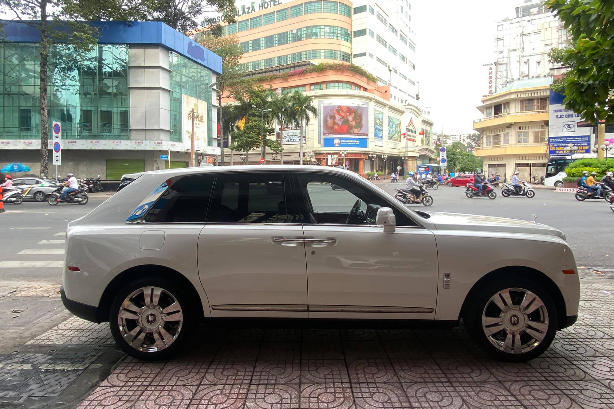 Rolls-Royce Cullinan với lai lịch bí ẩn cập bến đại lý tư nhân đình đám số 1 Sài Gòn