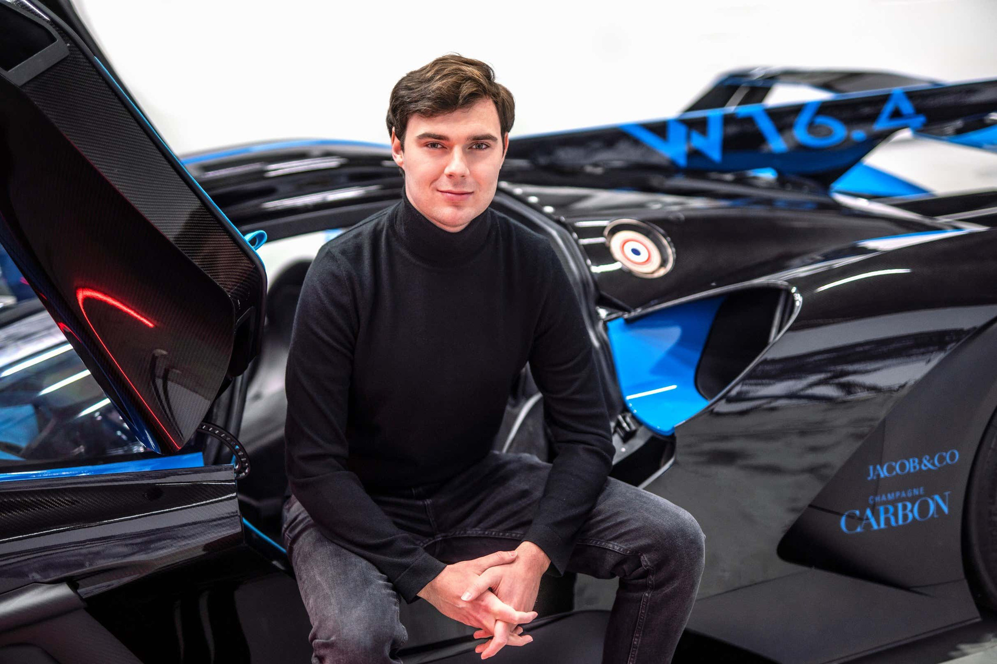 27 tuổi bạn có gì, anh chàng này vừa trở thành Giám đốc thiết kế siêu xe đặc biệt của Bugatti sau hàng loạt siêu phẩm, trong đó có mẫu đắt nhất thế giới
