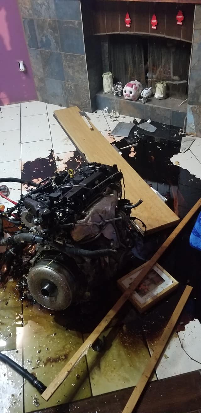 Thanh niên lái Jaguar gây tai nạn khi chạy trốn cảnh sát, động cơ bay thẳng vào nhà dân - Ảnh 4.