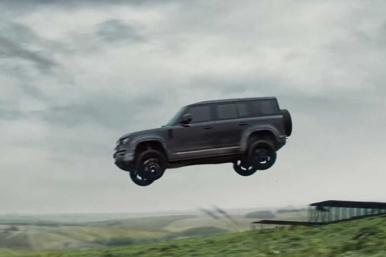 Land Rover Defender 2020 bay lượn như chim trong trailer mới của phim 007
