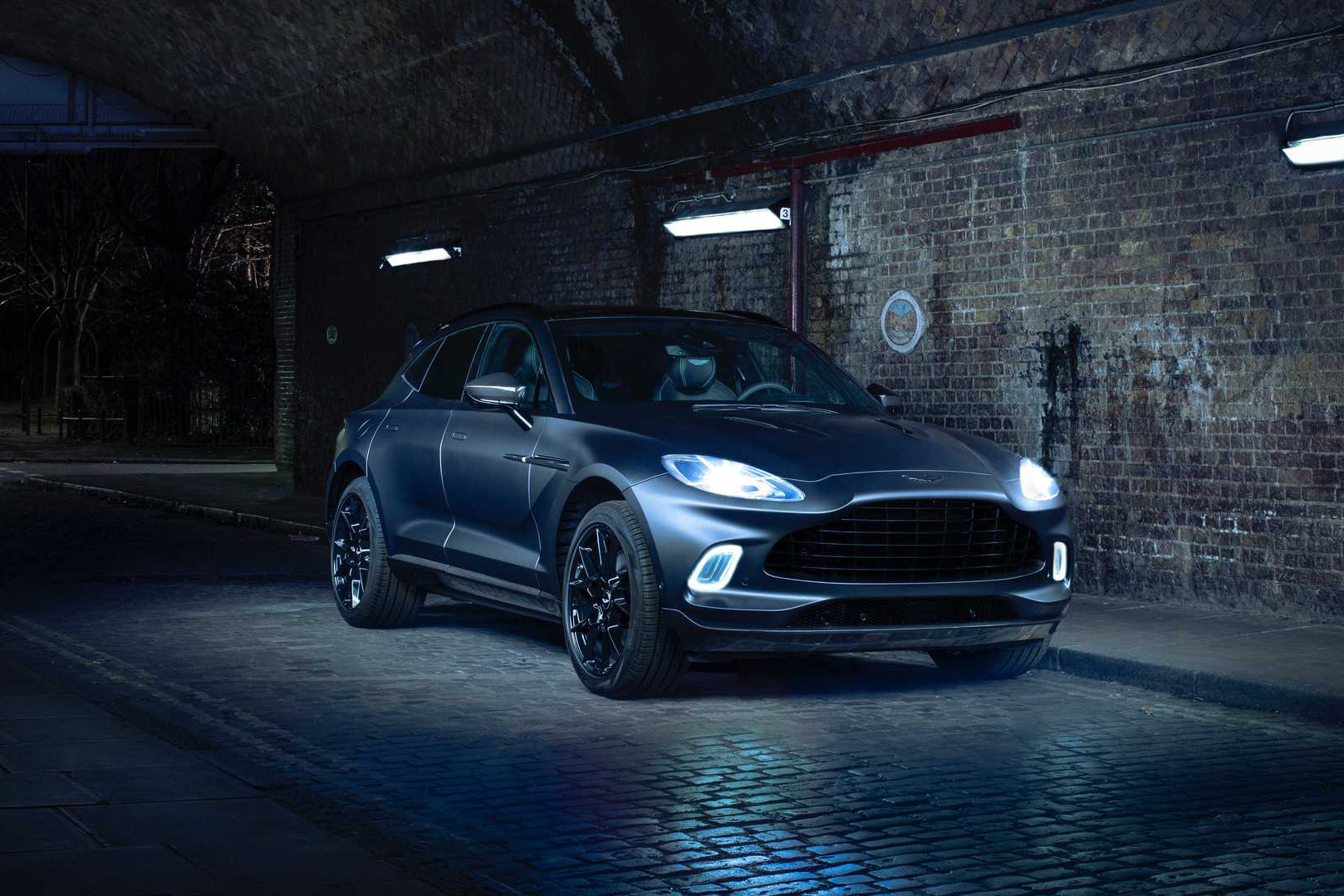 Aston Martin hạ giá khủng cho DBX và Vantage - Cơ hội hiếm cho giới đại gia