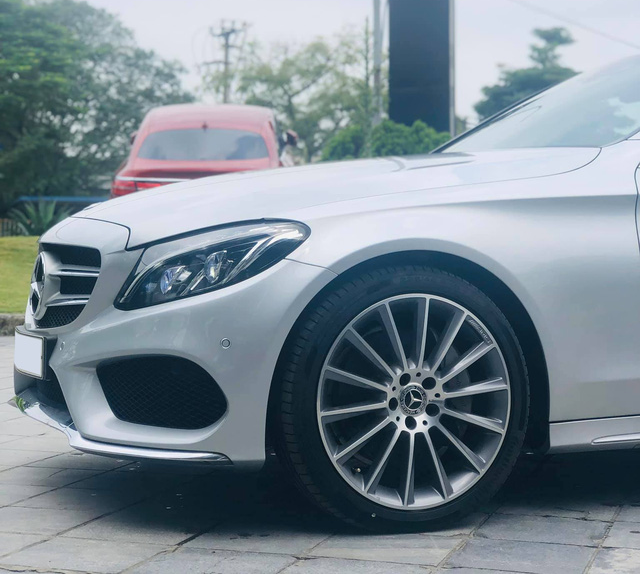 3 năm chạy 33 km, Mercedes-Benz C 300 AMG 2017 mới nhất Việt Nam thanh lý với giá 1,6 tỷ đồng - Ảnh 2.