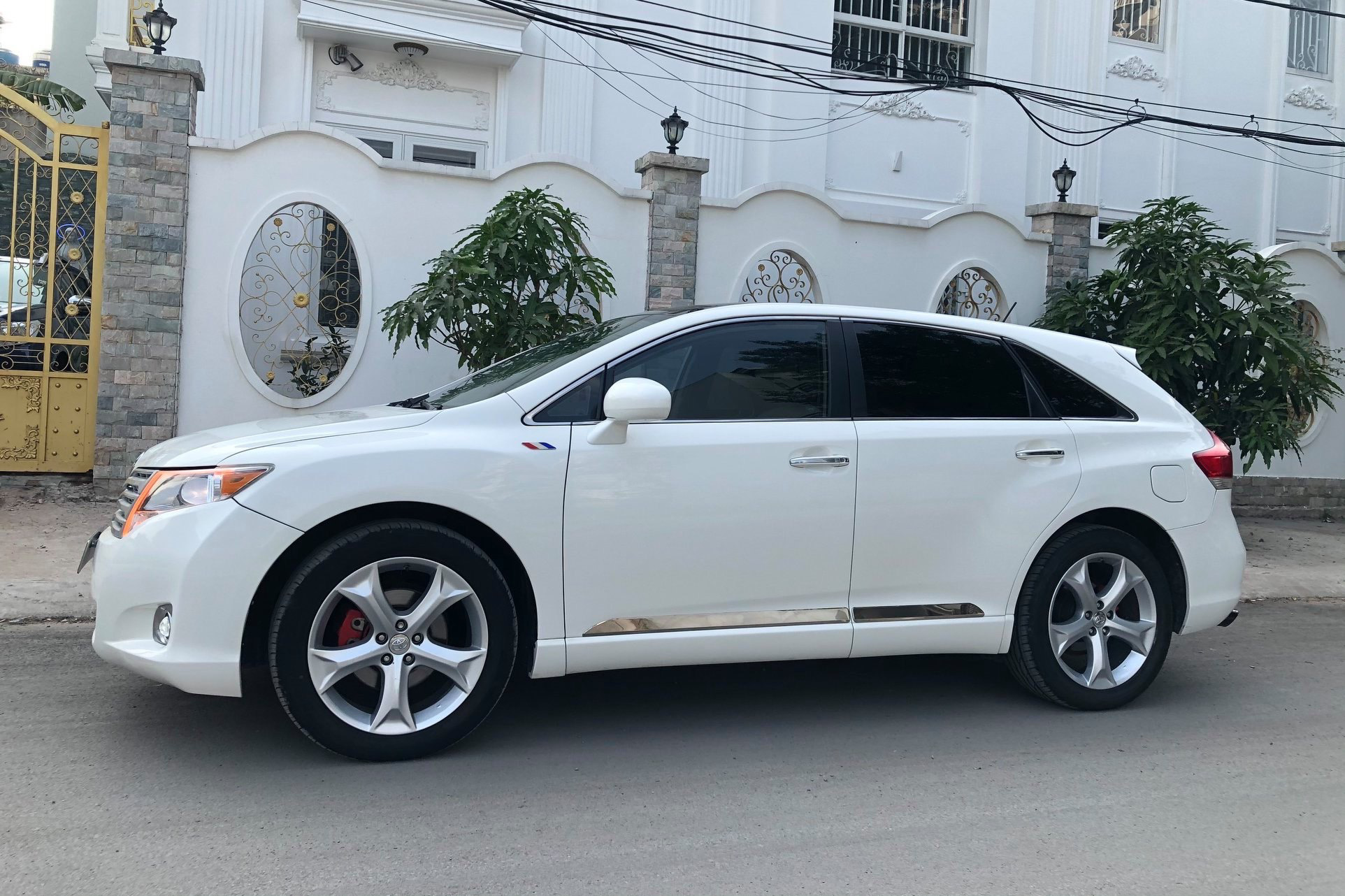 Sau 10 năm, xe nhập hết thời Toyota Venza xuống giá chưa tới 700 triệu đồng