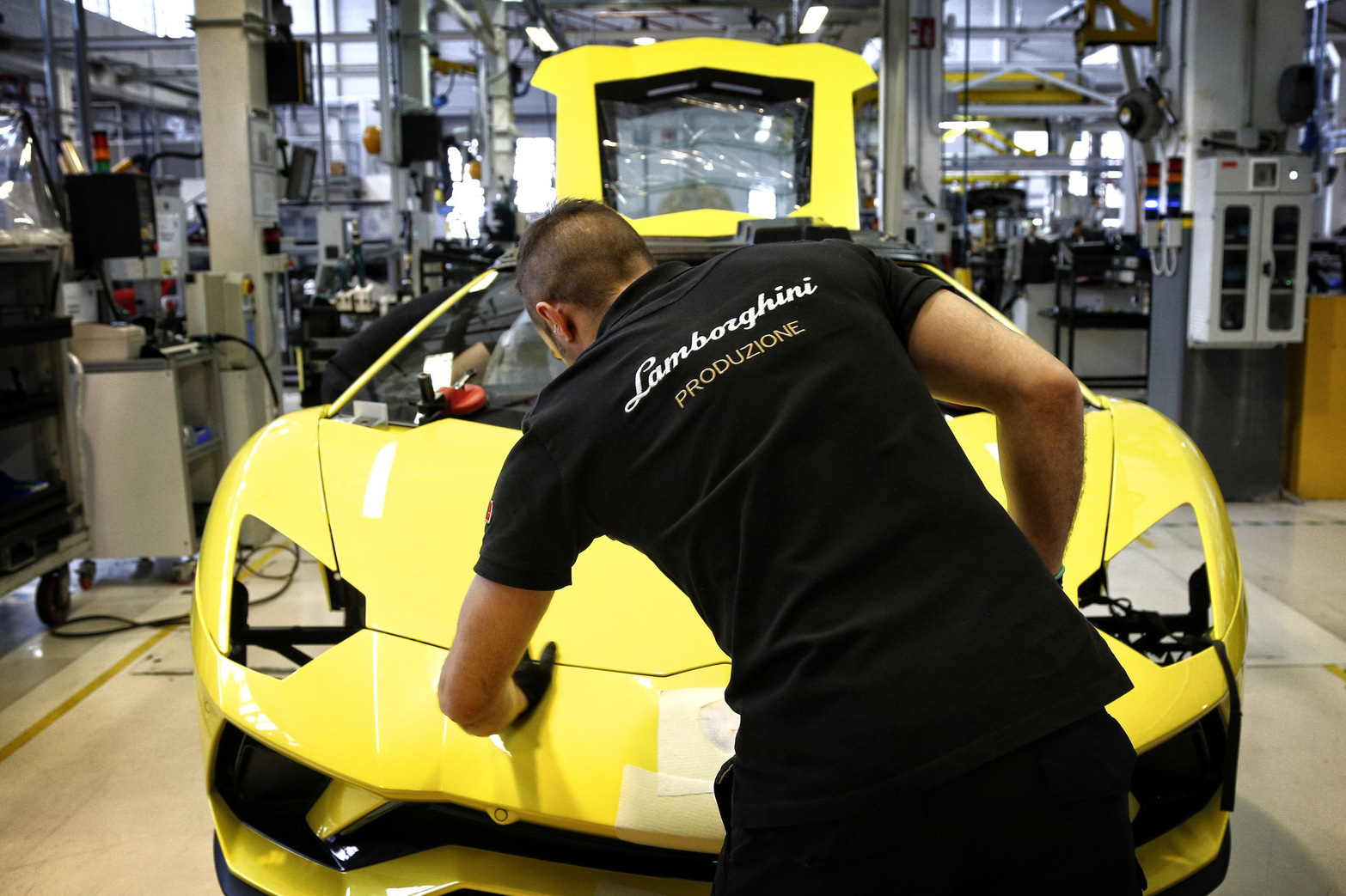 Lamborghini đóng cửa nhà máy, Ferrari vẫn sản xuất siêu xe trong tâm dịch Covid-19