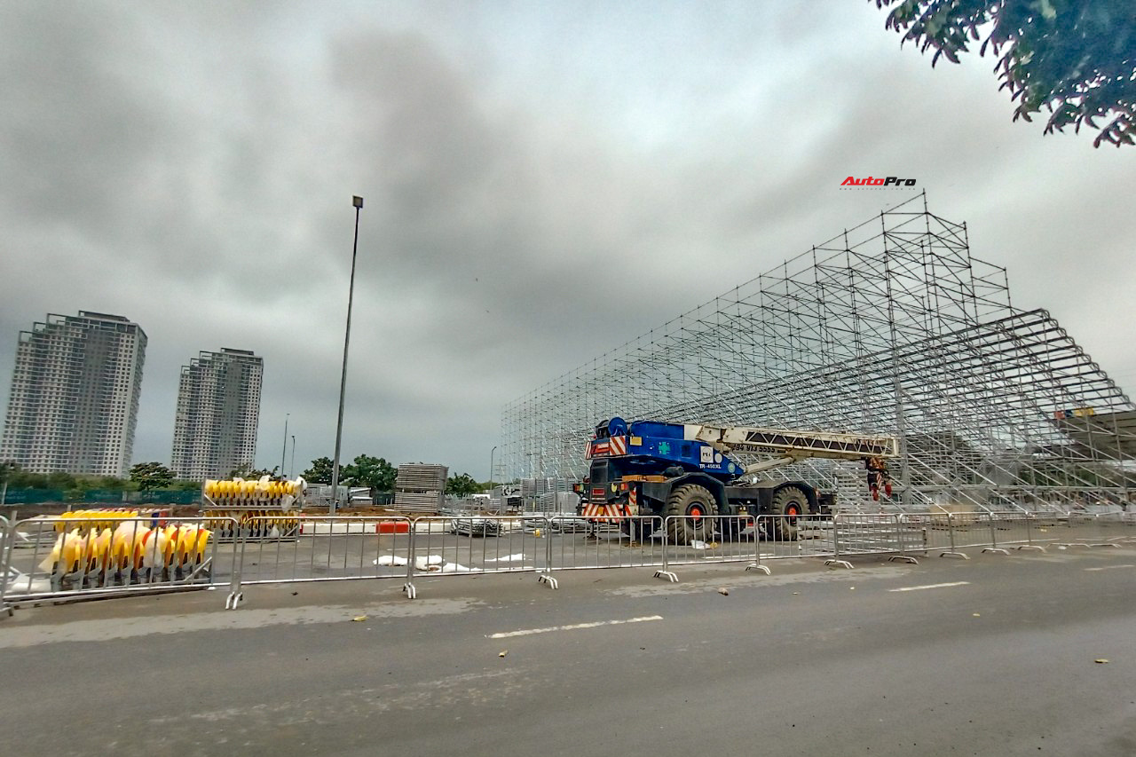 Quang cảnh đường đua F1 Hà Nội sau lệnh hoãn: Đại công trường ngổn ngang, công nhân vẫn làm việc