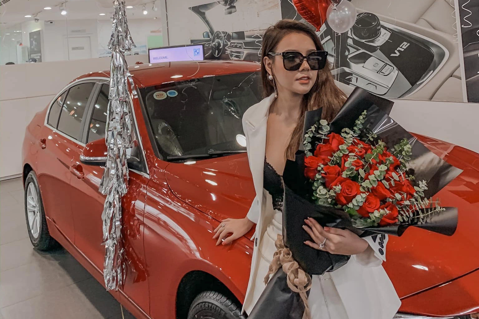Hot girl Hà thành 19 tuổi sắm BMW 320i hơn 1,3 tỷ đồng, tuyên bố tự tặng bản thân trong thời gian tồi tệ nhất
