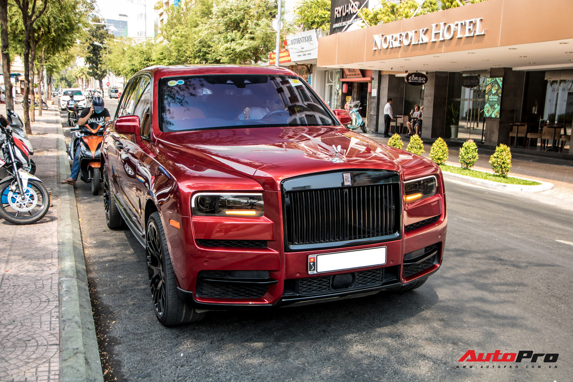 Rolls-Royce Cullinan màu đỏ độc nhất Việt Nam bất ngờ Nam tiến