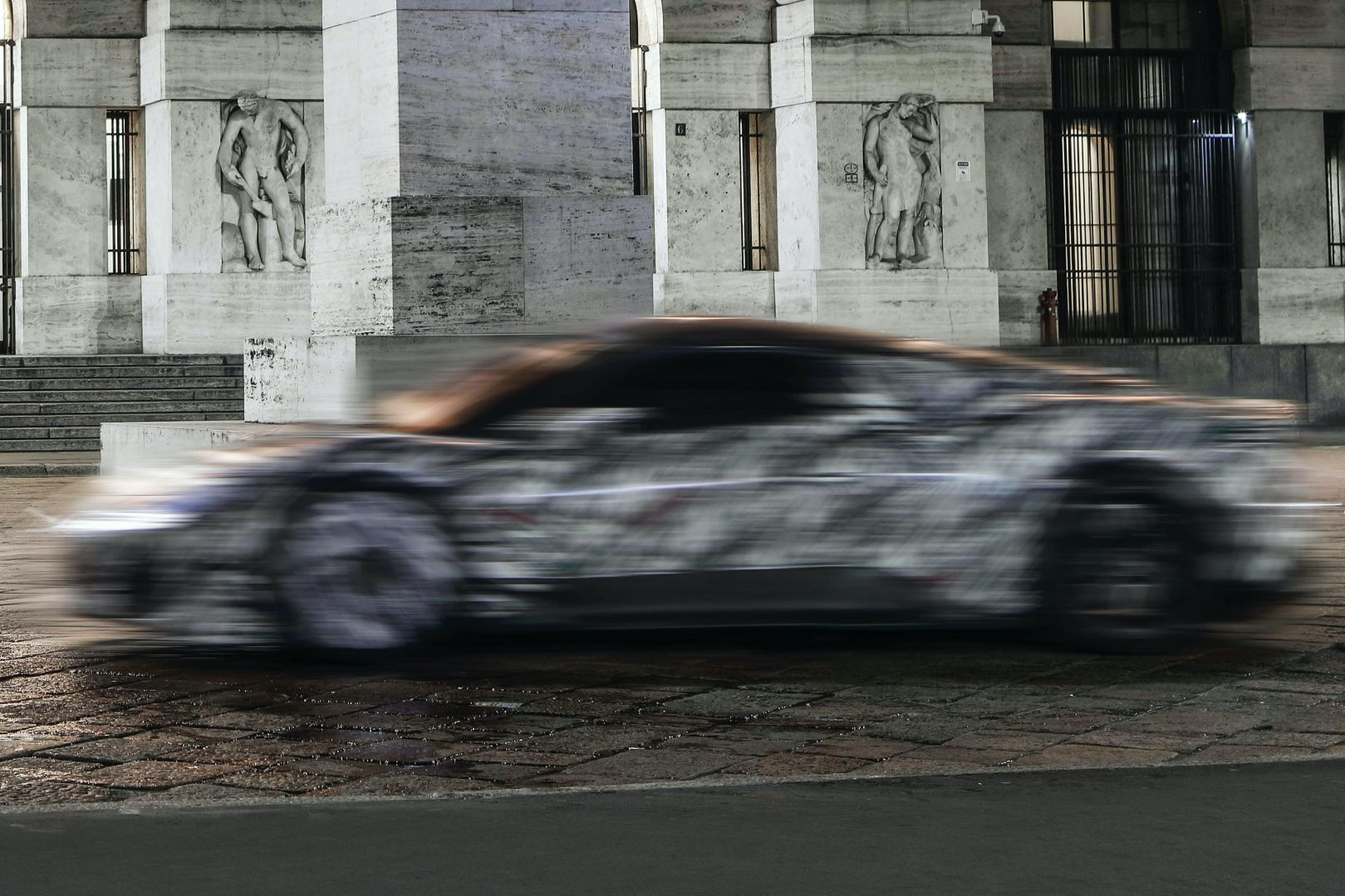 Bá đạo như Maserati: Lộ ảnh xe mới nhoè nhoẹt nhưng bức tượng phía sau mới là đỉnh cao cà khịa