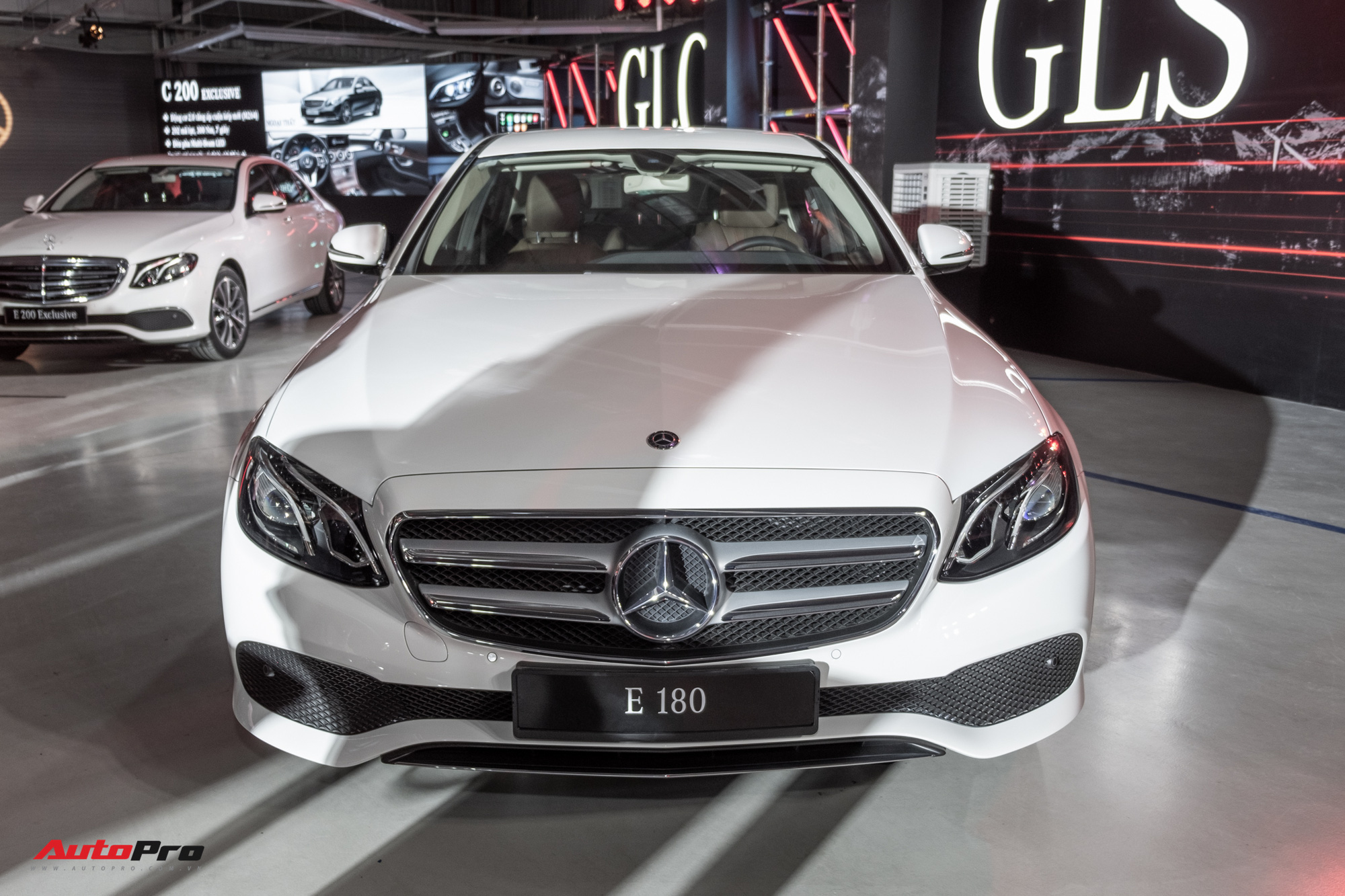 Mercedes-Benz E 180 giá hơn 2 tỷ đồng tại Việt Nam: 'Bình dân hoá’ E-Class để làm dịch vụ