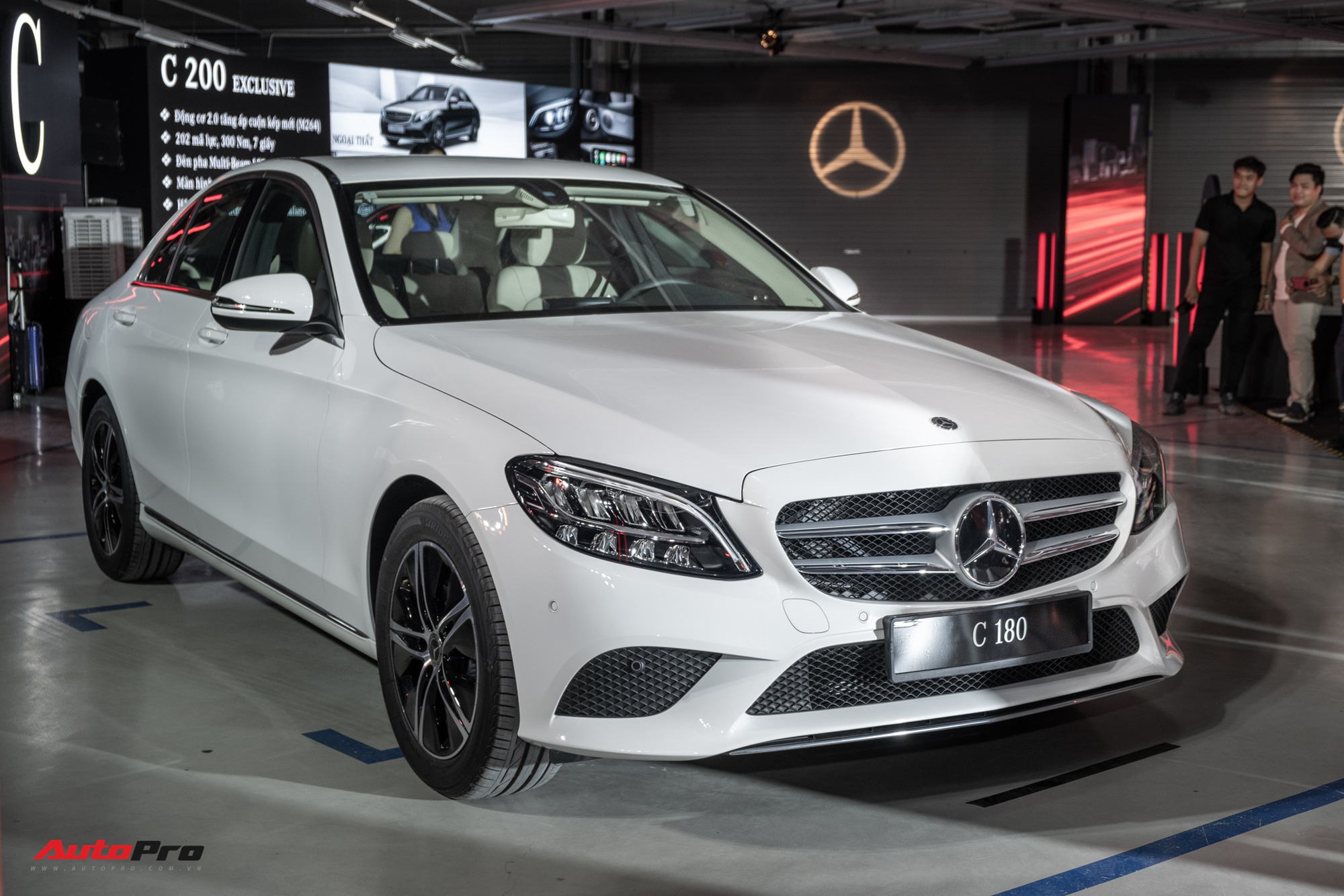 Ra mắt Mercedes-Benz C 180 giá gần 1,4 tỷ đồng - Xe sang Đức ‘vợt’ khách của Toyota Camry và Honda Accord