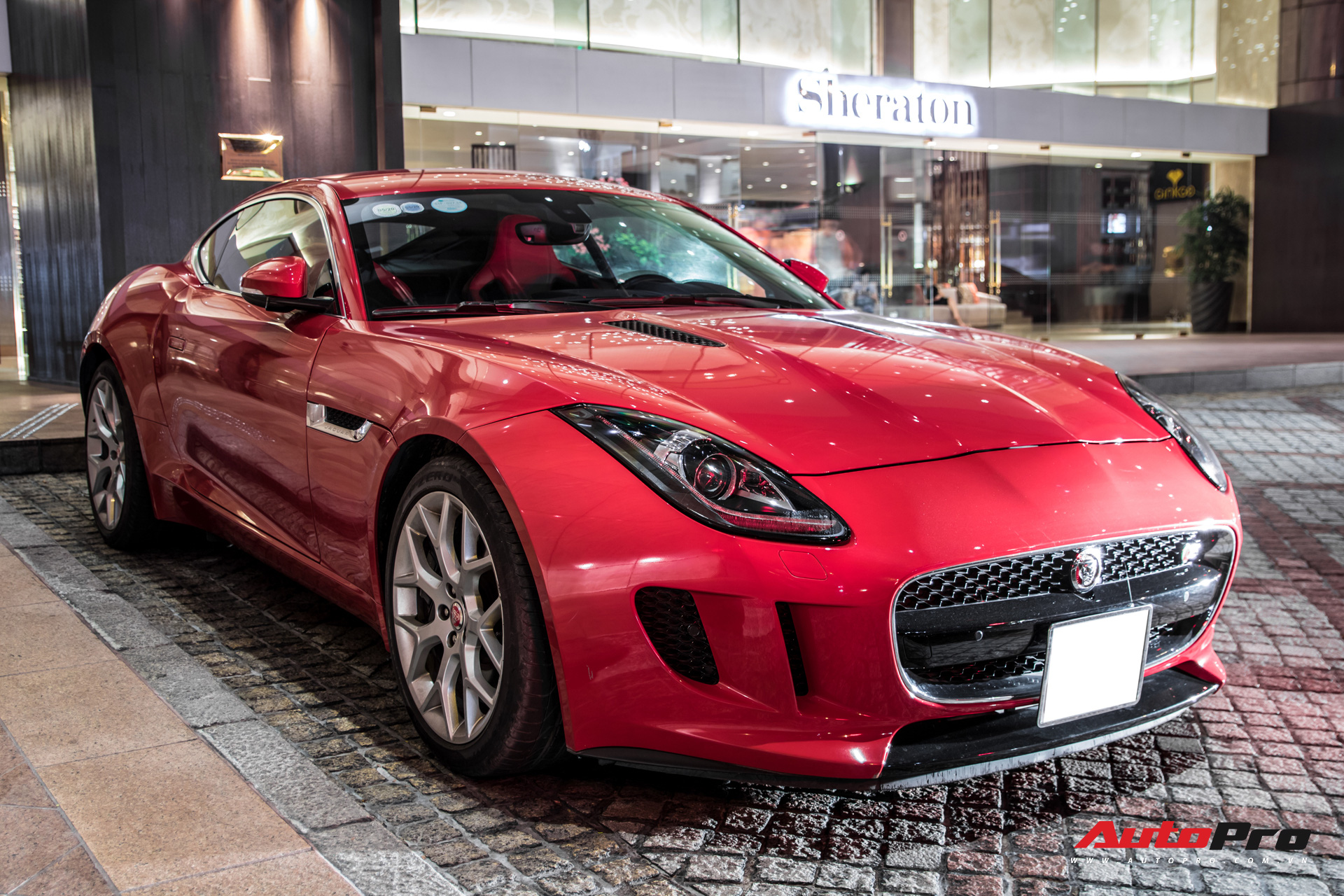 Jaguar F-Type S 'khó gặp nhất Việt Nam' tái xuất trên phố Sài Gòn