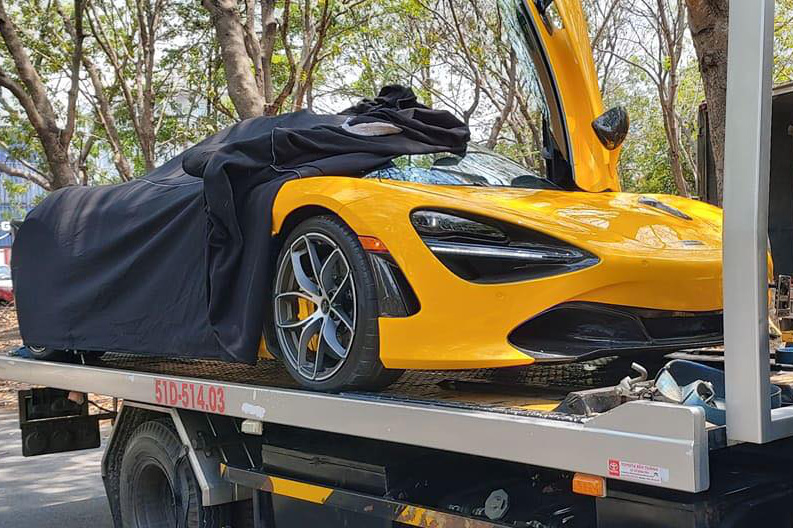 McLaren 720S Spider màu vàng chính thức thông quan với hàng loạt tùy chọn đắt tiền