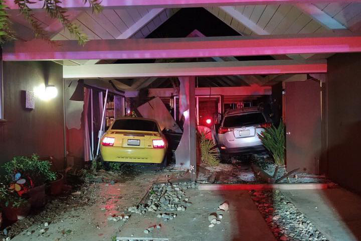 Góc cạn lời: Chủ xe Ford Mustang đâm vào nhà dân, lấy trộm Toyota RAV4 để bỏ trốn nhưng lại đâm lại vào chính ngôi nhà đó một lần nữa