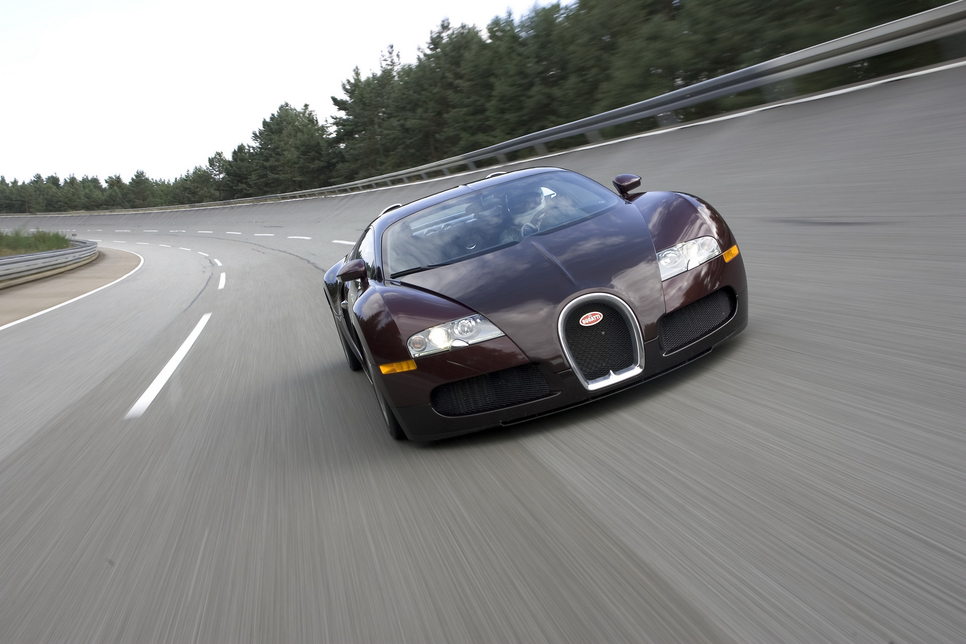 Bugatti kỷ niệm 15 năm huyền thoại Veyron &quot;phá rào&quot; 400 km/h