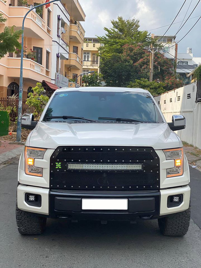 ‘Khủng long’ Ford F-150 bán lại rẻ ngang Mercedes-Benz GLC 300 nhập khẩu, riêng tiền độ đủ mua một chiếc Kia Morning - Ảnh 1.