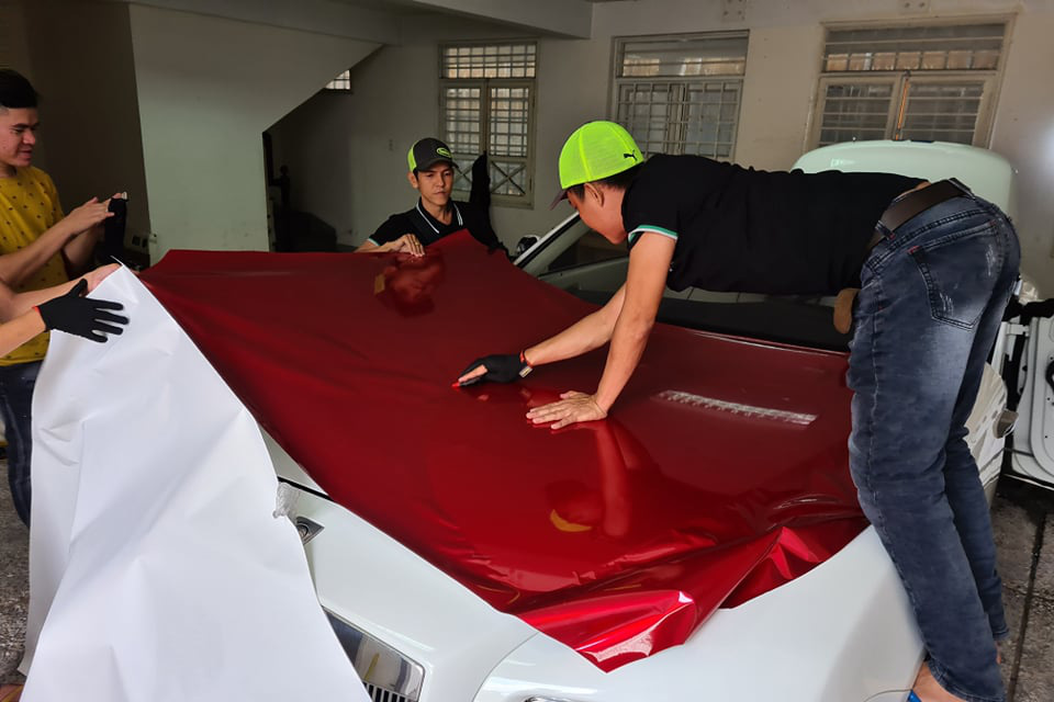 Xôn xao hình ảnh dán decal xe siêu sang Rolls-Royce kiểu Việt Nam