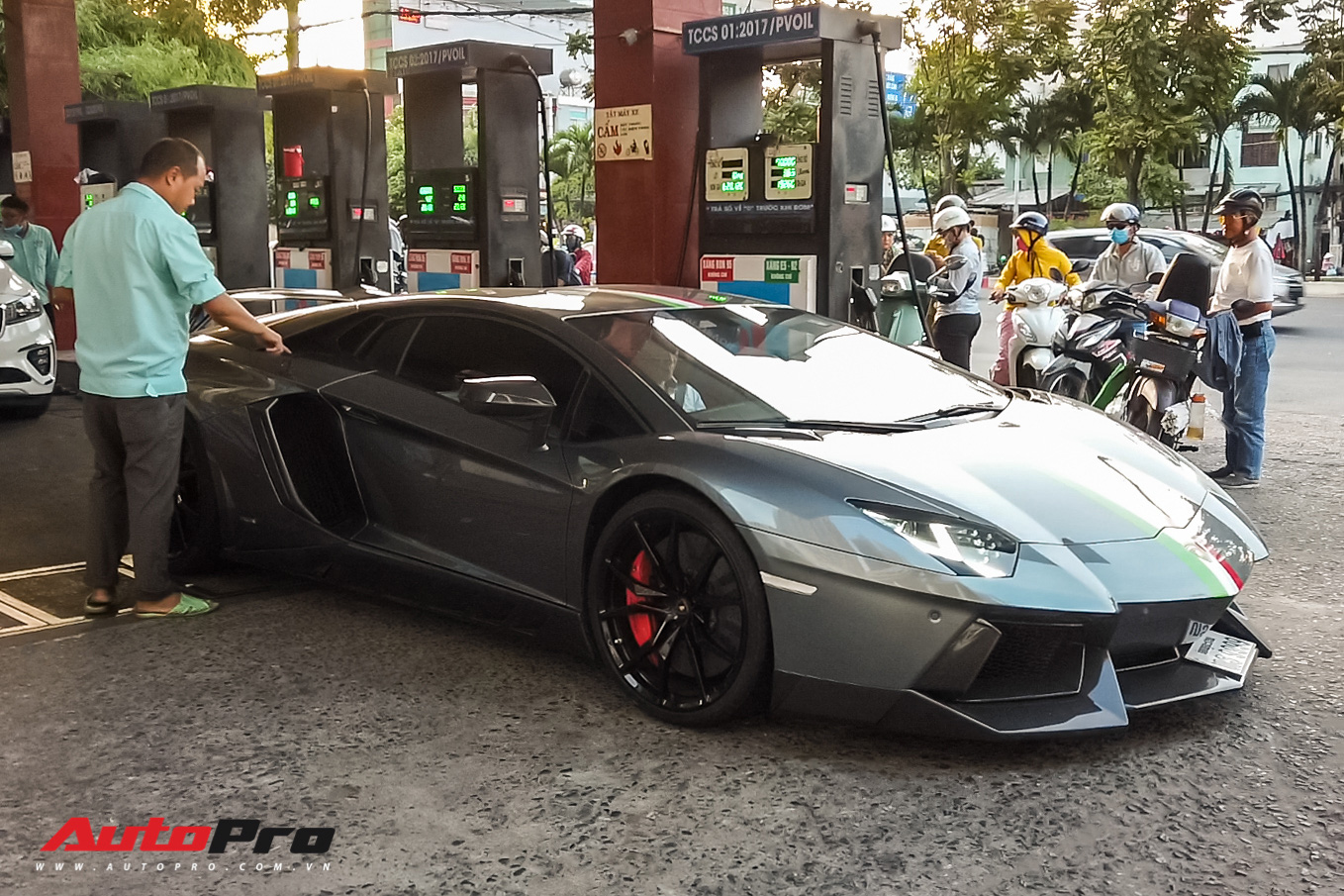 Đổ xăng đầy bình cho Lamborghini Aventador giờ chỉ tiêu tốn của đại gia Việt bao nhiêu tiền?