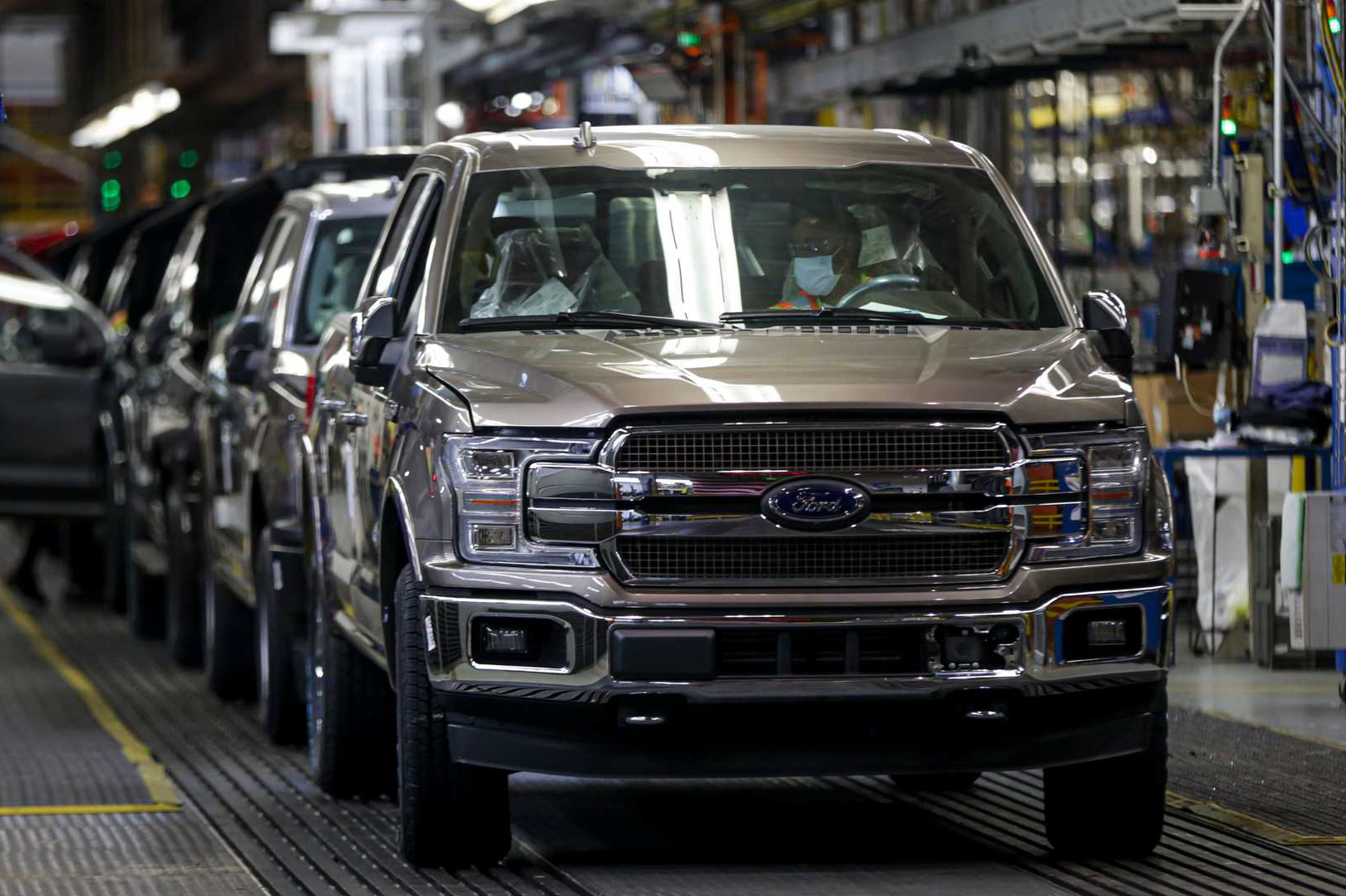 Chưa kịp mừng vì mở cửa nhà máy, Ford cấp tốc đóng cửa trở lại chỉ sau 2 ngày