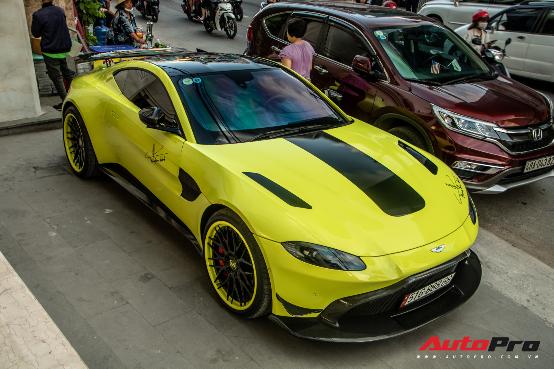 Đại gia Hoàng Kim Khánh đem siêu phẩm Aston Martin V8 dạo phố Sài Gòn sau loạt nâng cấp đáng giá