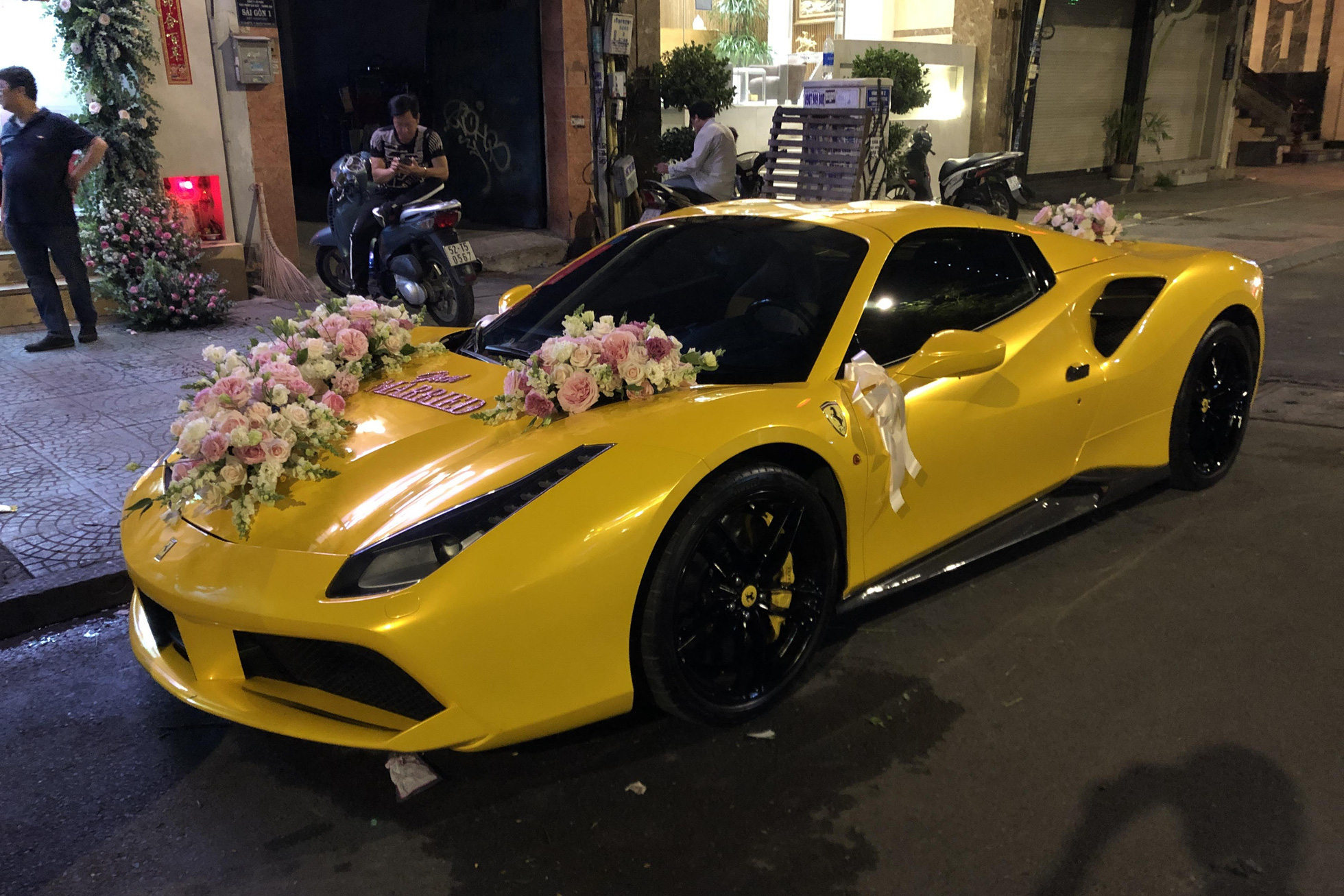 Siêu xe Ferrari 488 mui trần tiền tỷ làm xe hoa tại Sài Gòn