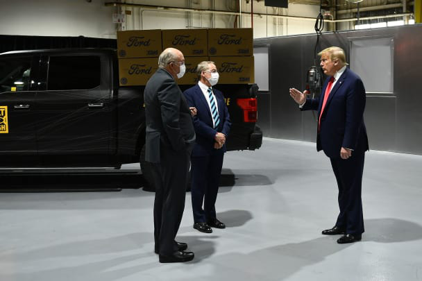 Cầm khẩu trang nhưng ít khi đeo, Tổng thống Trump gây tranh cãi khi đi thăm nhà máy Ford