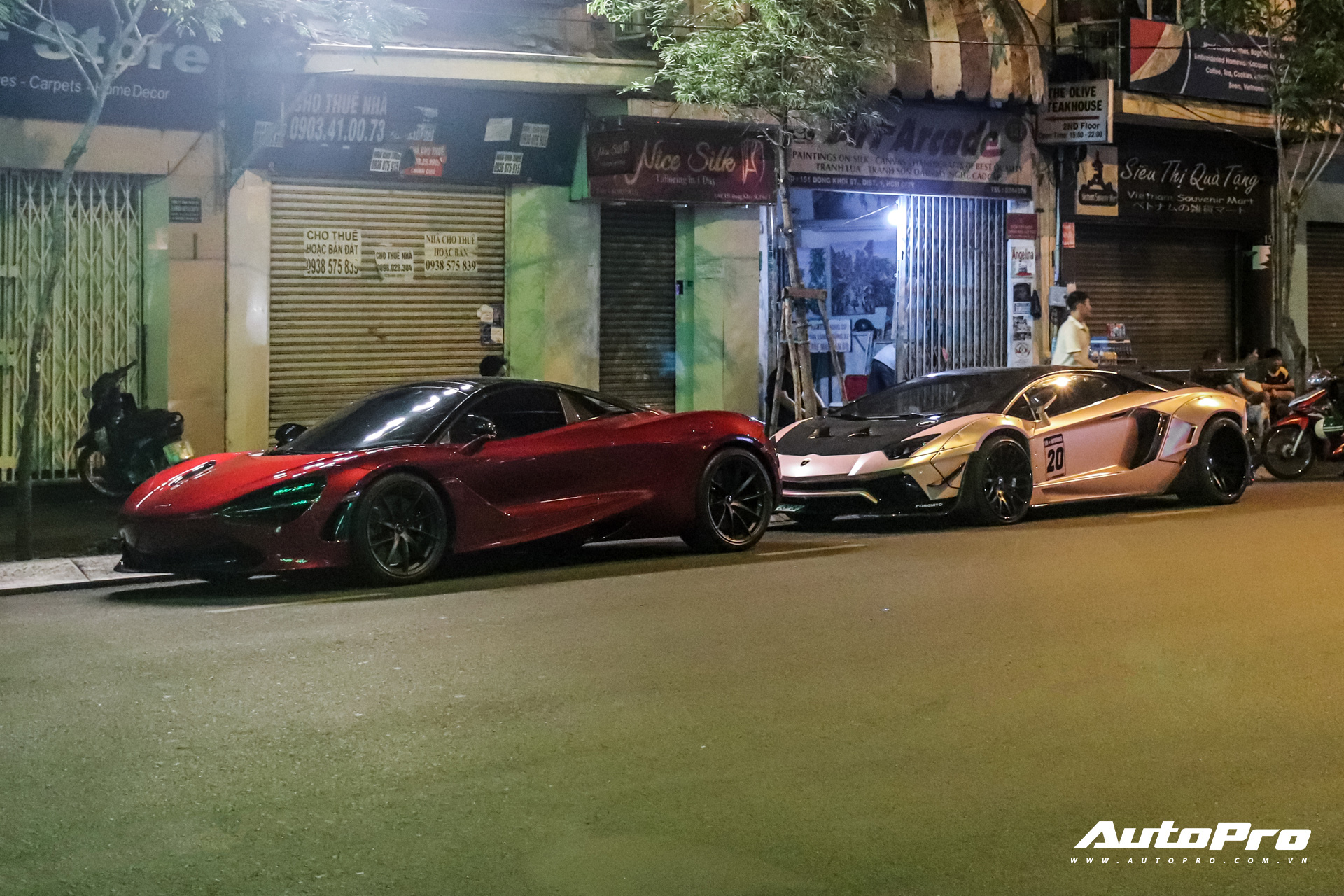McLaren 720S Spider tới 'thánh địa siêu xe' Sài Gòn, hội họp với một 'siêu phẩm' khủng không kém lúc nửa đêm