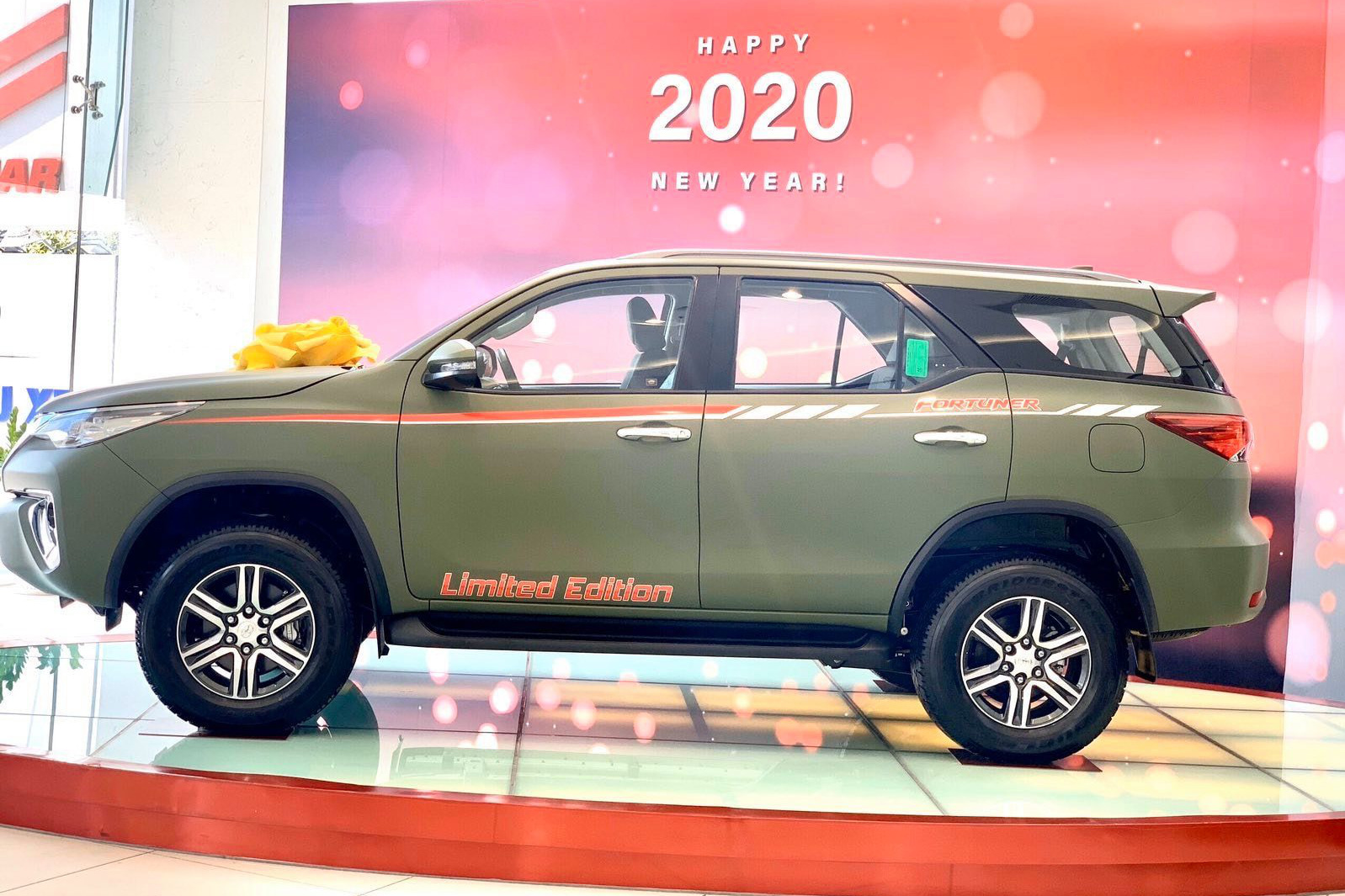 Toyota Fortuner màu sơn lạ xuất hiện tại đại lý Sài Gòn, giá ra biển số hơn 1,1 tỷ đồng