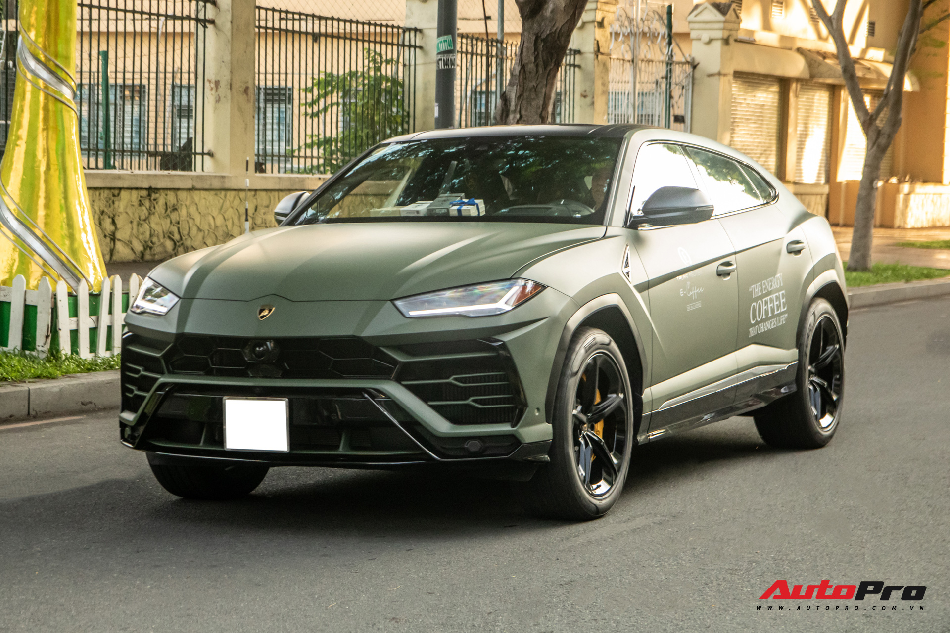 Lamborghini Urus của ông Đặng Lê Nguyên Vũ lần đầu lăn bánh trên đường phố - Ngôi sao của HTTTT 2020