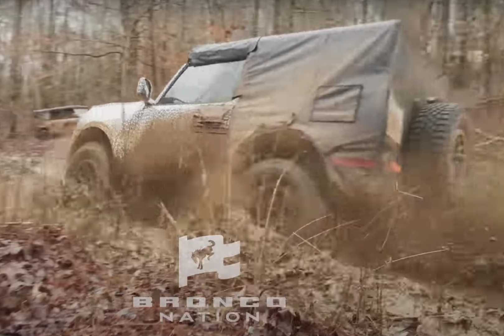 Ford Bronco khoe khéo khả năng lội bùn như G-Class, Defender