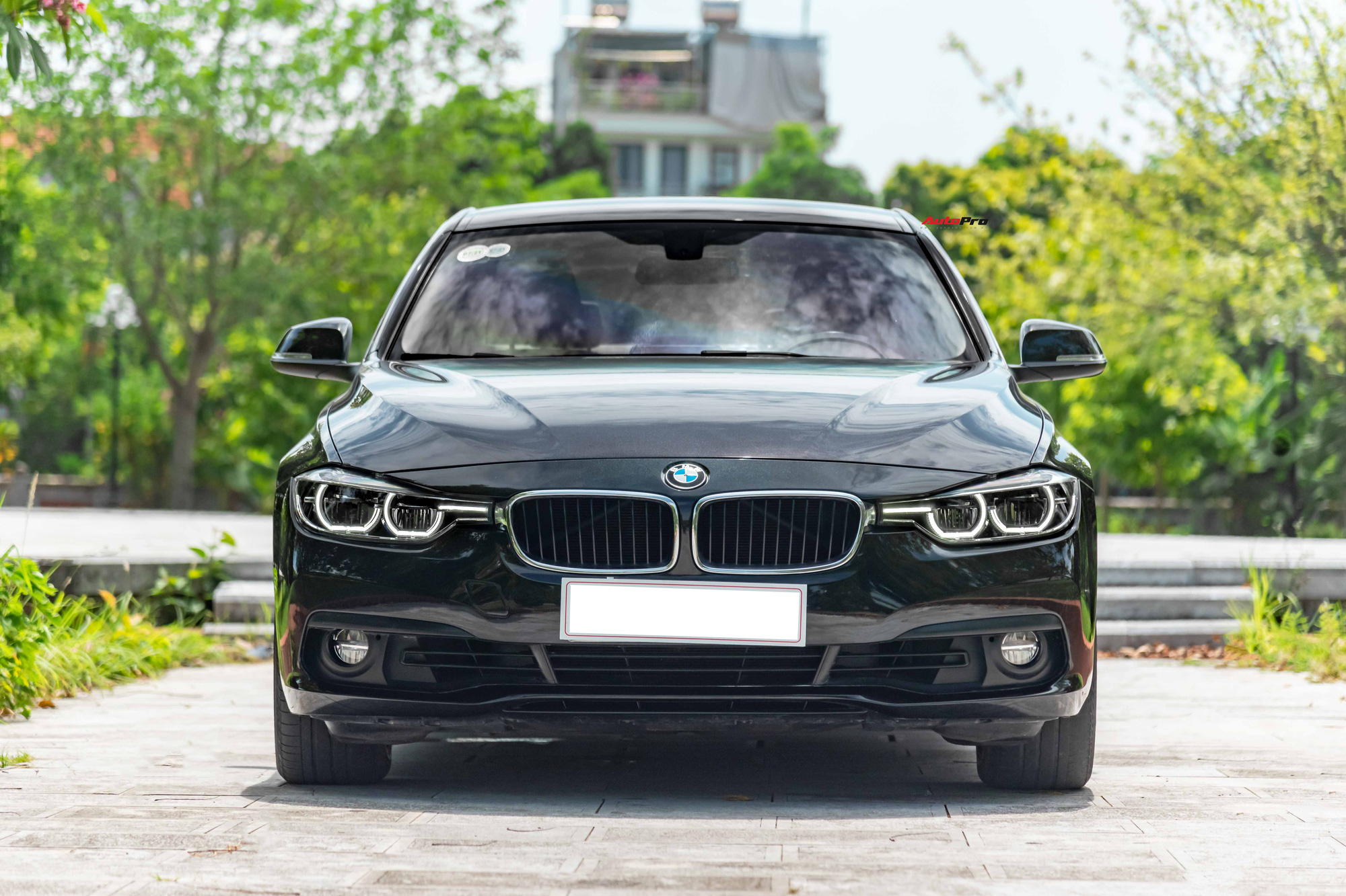 Chủ xe bán rẻ BMW 320i có nội thất 'kim cương', giá hơn 900 triệu đồng để vội lên đời E-Class