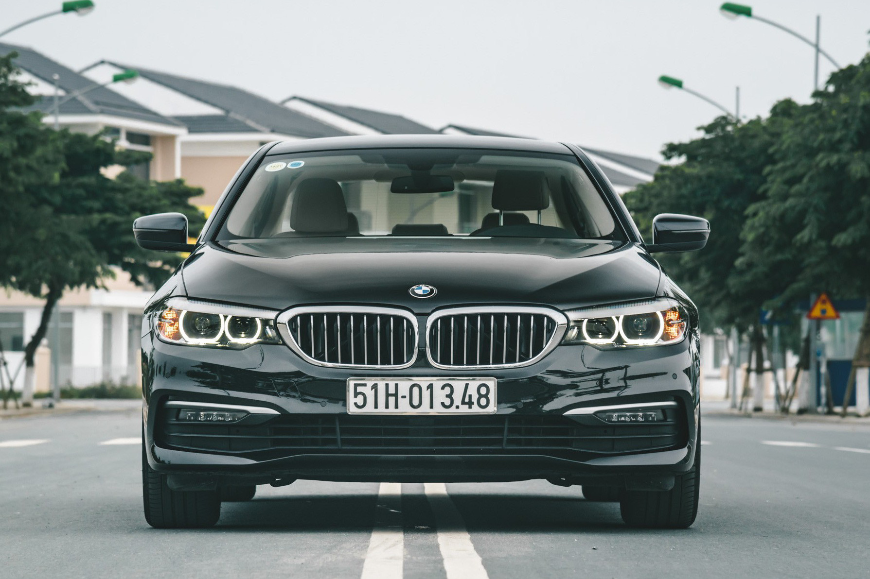 BMW 5-Series giảm giá sốc gần 400 triệu đồng, lần đầu dưới 2 tỷ, rẻ hơn E-Class, 'giẫm chân' đàn em 3-Series